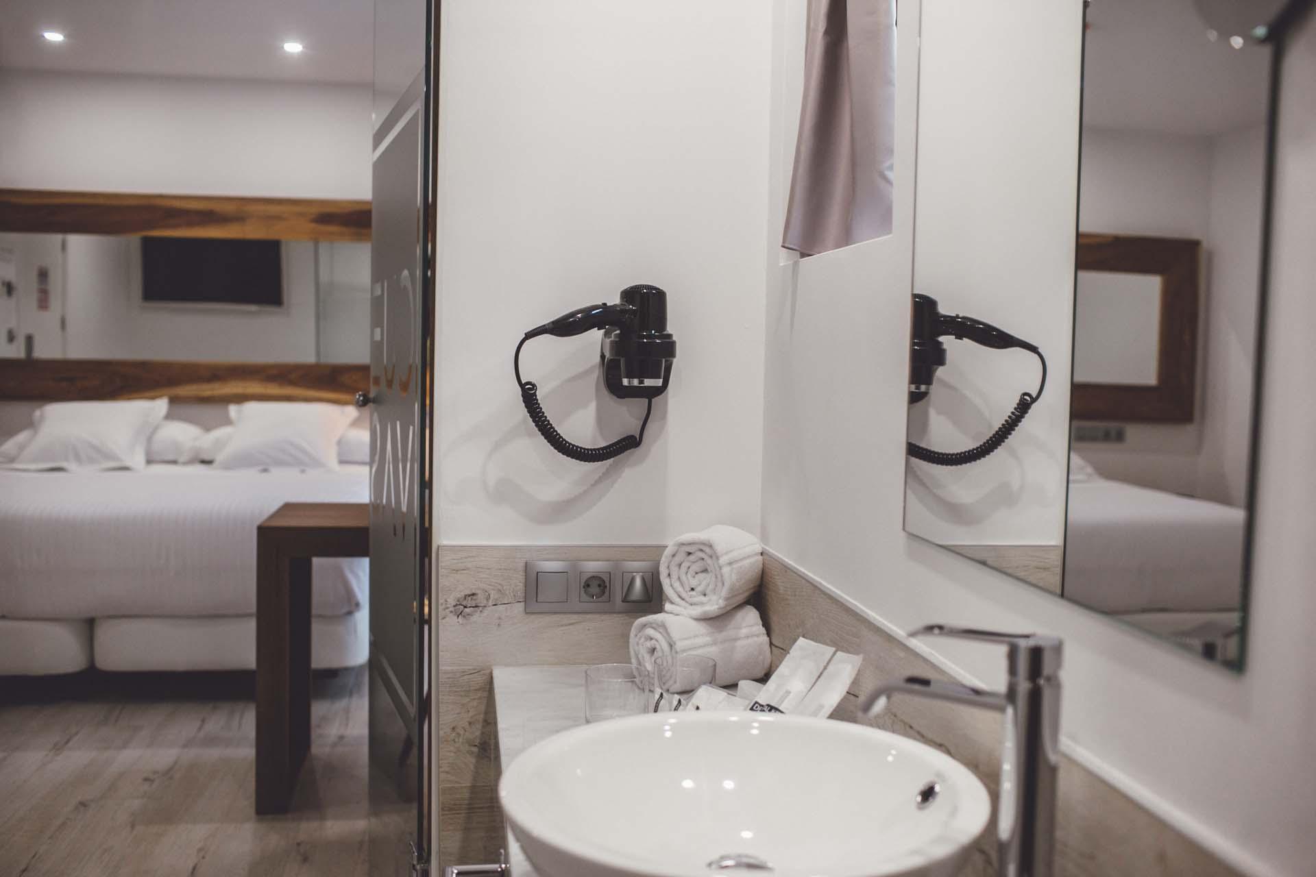 Hotel Cuevas - Adults Only サンティリャーナ・デル・マル エクステリア 写真
